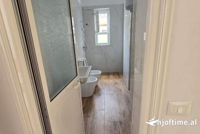 Shtepi ne shitje Apartament ne Tirane, 2+1, Mobilimi Bosh, pa mobiluar, Pagesa 129,000  Euro.
