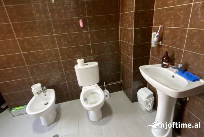 Shtepi ne shitje Apartament ne Tirane, 2+1, Mobilimi E mobiluar, Pagesa 129,600  Euro.