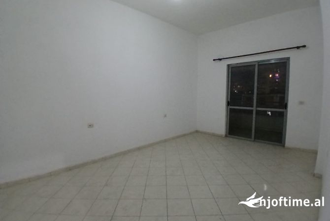 Shtepi ne shitje Apartament ne Tirane, 2+1, Mobilimi Pjeserisht e mobiluar, Pagesa 130,000  Euro.