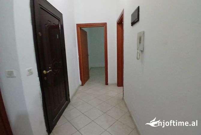 Shtepi ne shitje Apartament ne Tirane, 2+1, Mobilimi Pjeserisht e mobiluar, Pagesa 130,000  Euro.