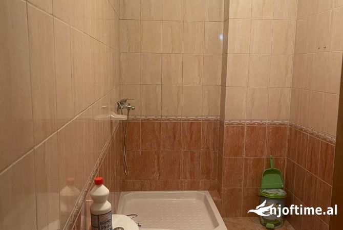 Shtepi ne shitje Apartament ne Tirane, 2+1, Mobilimi E mobiluar, Pagesa 125,000  Euro.