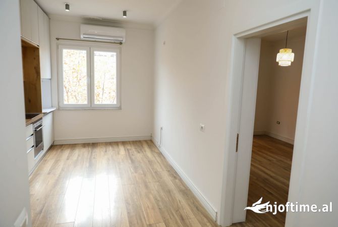 Shtepi me qera Apartament ne Tirane, 1+1, Mobilimi Pjeserisht e mobiluar, Pagesa 700  Euro.