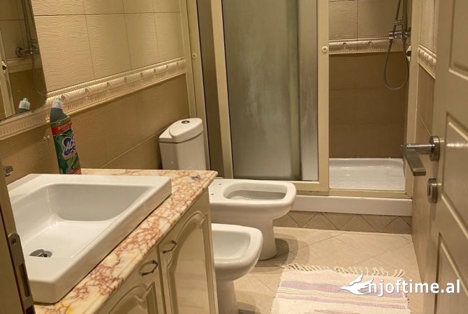 Shtepi me qera Apartament ne Tirane, 3+1, Mobilimi E mobiluar, Pagesa 800  Euro.