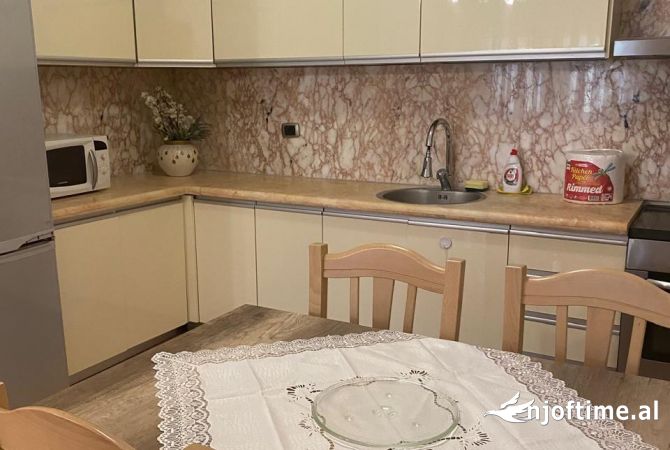 Shtepi me qera Apartament ne Tirane, 3+1, Mobilimi E mobiluar, Pagesa 800  Euro.