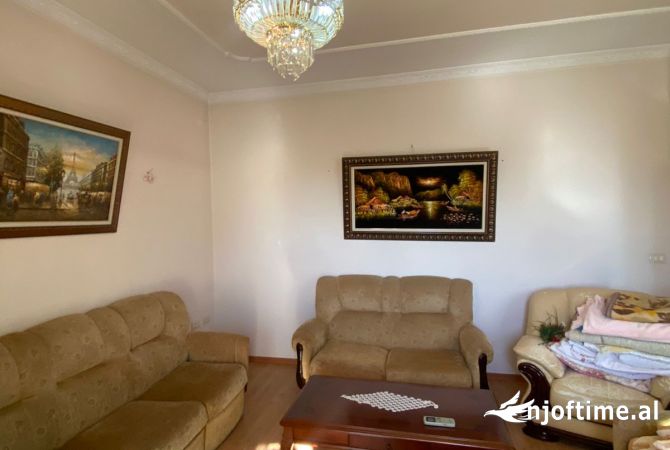 Shtepi me qera Apartament ne Tirane, 3+1, Mobilimi E mobiluar, Pagesa 500  Euro.