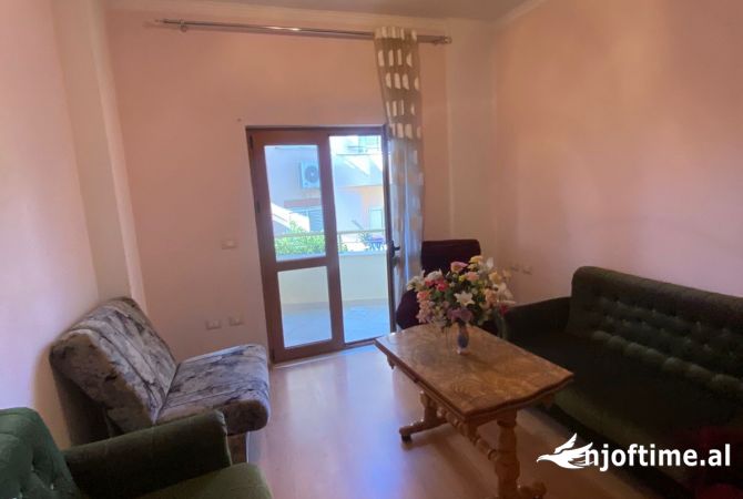 Shtepi me qera Apartament ne Tirane, 3+1, Mobilimi E mobiluar, Pagesa 500  Euro.