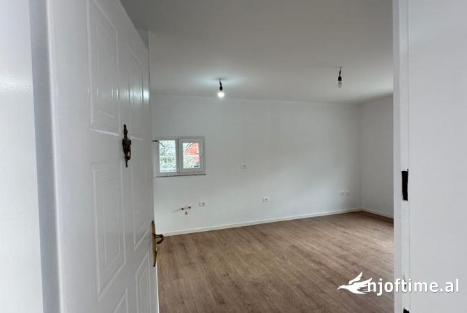 Shtepi ne shitje Apartament ne Tirane, 1+1, Mobilimi Bosh, pa mobiluar, Pagesa 75,000  Euro.
