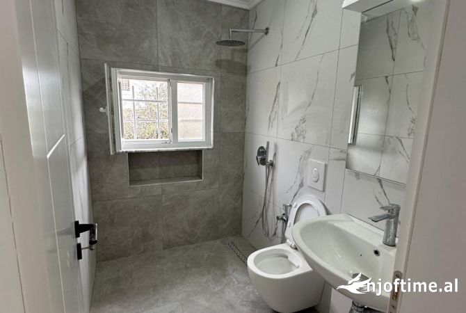 Shtepi ne shitje Apartament ne Tirane, 1+1, Mobilimi Bosh, pa mobiluar, Pagesa 75,000  Euro.