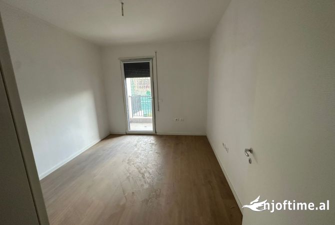 Shtepi ne shitje Apartament ne Tirane, 2+1, Mobilimi Bosh, pa mobiluar, Pagesa 160,000  Euro.