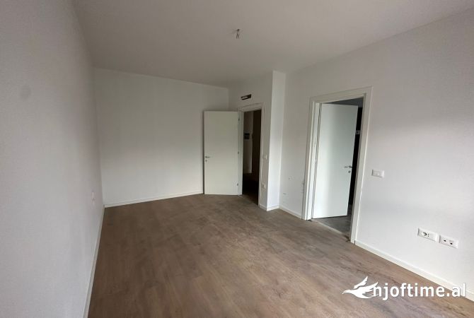 Shtepi ne shitje Apartament ne Tirane, 2+1, Mobilimi Bosh, pa mobiluar, Pagesa 160,000  Euro.