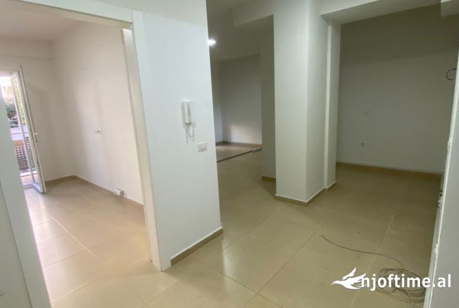Ambient biznesi me qera 3+1 ne Tirane - 1,000 Euro