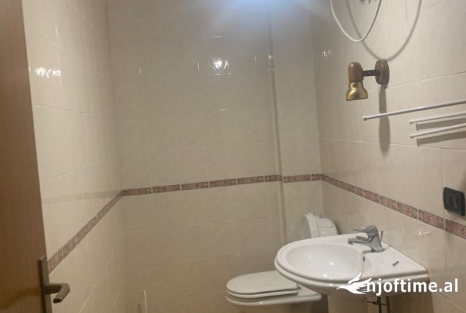 Shtepi me qera Apartament ne Tirane, 2+1, Mobilimi Pjeserisht e mobiluar, Pagesa 550  Euro.