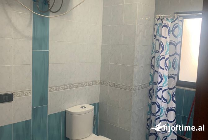 Shtepi me qera Apartament ne Tirane, 2+1, Mobilimi Pjeserisht e mobiluar, Pagesa 550  Euro.