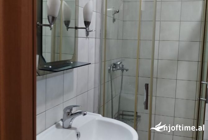 Shtepi me qera Apartament ne Tirane, 2+1, Mobilimi E mobiluar, Pagesa 550  Euro.