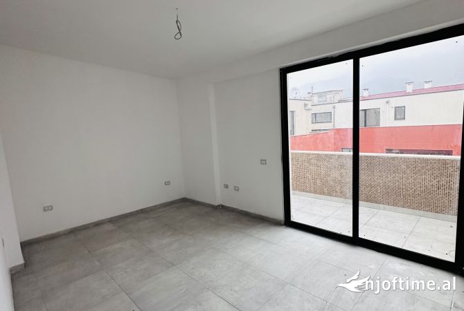 Shtepi ne shitje Apartament ne Tirane, 2+1, Mobilimi Bosh, pa mobiluar, Pagesa 135,000  Euro.
