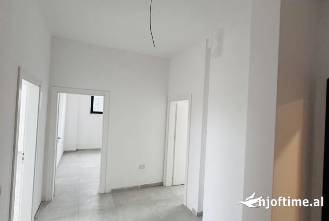 Shtepi ne shitje Apartament ne Tirane, 2+1, Mobilimi Bosh, pa mobiluar, Pagesa 135,000  Euro.