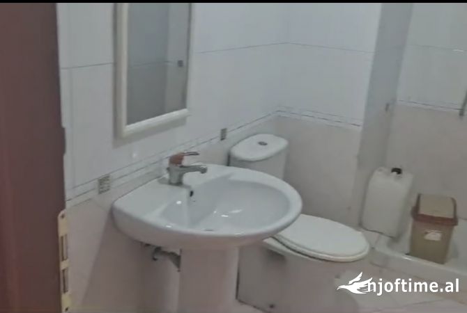 Shtepi me qera Apartament ne Tirane, 2+1, Mobilimi Pjeserisht e mobiluar, Pagesa 480  Euro.