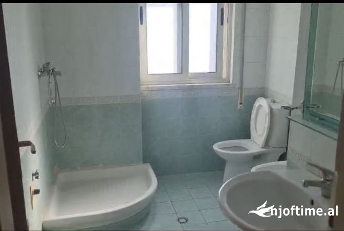 Shtepi me qera Apartament ne Tirane, 2+1, Mobilimi Pjeserisht e mobiluar, Pagesa 480  Euro.