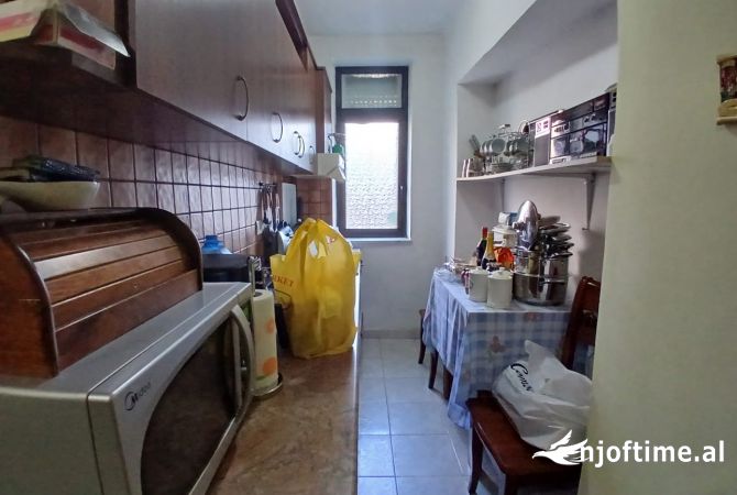 Shtepi ne shitje Apartament ne Tirane, 1+1, Mobilimi E mobiluar, Pagesa 104,000  Euro.