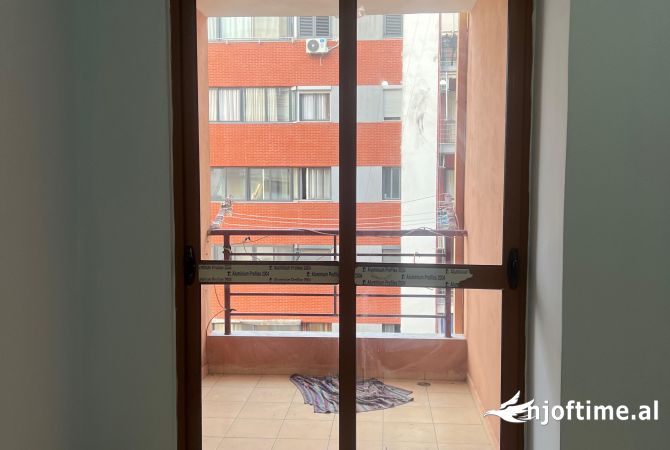 Shtepi me qera Apartament ne Tirane, 2+1, Mobilimi Pjeserisht e mobiluar, Pagesa 35,000  Leke.