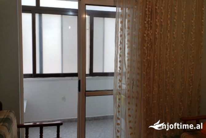 Shtepi me qera Apartament ne Tirane, 2+1, Mobilimi E mobiluar, Pagesa 400  Euro.