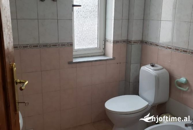 Shtepi me qera Apartament ne Tirane, 2+1, Mobilimi E mobiluar, Pagesa 400  Euro.