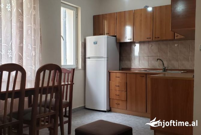 Shtepi me qera Apartament ne Tirane, 2+1, Mobilimi E mobiluar, Pagesa 400  Euro.