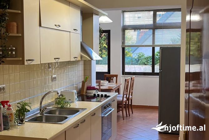 Shtepi me qera Shtepi Private ne Tirane, 3+1, Mobilimi E mobiluar, Pagesa 50,000  Leke.