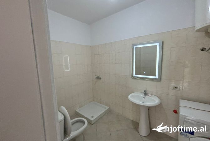 Shtepi me qera Apartament ne Tirane, 2+1, Mobilimi Bosh, pa mobiluar, Pagesa 450  Euro.