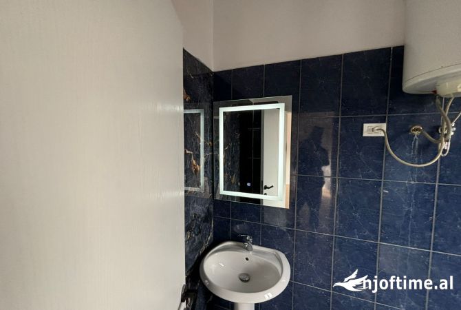 Shtepi me qera Apartament ne Tirane, 2+1, Mobilimi Bosh, pa mobiluar, Pagesa 450  Euro.