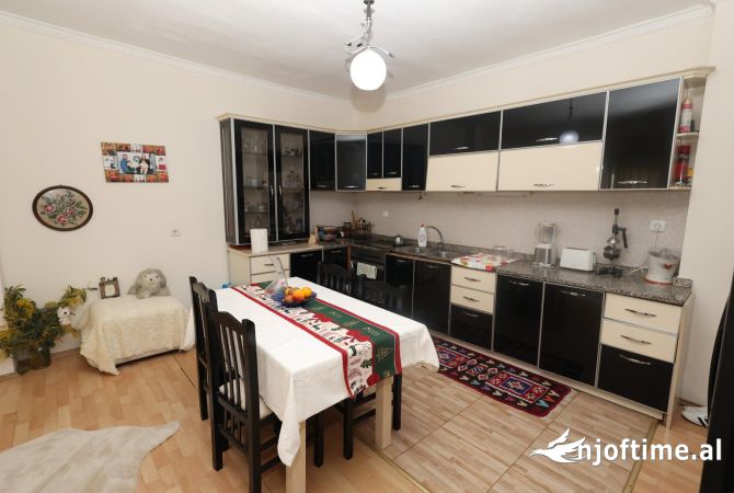 Shtepi ne shitje Apartament ne Tirane, 2+1, Mobilimi E mobiluar, Pagesa 150,000  Euro.