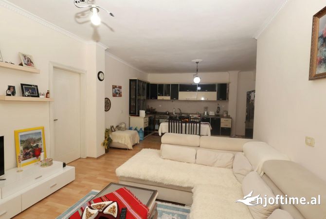 Shtepi ne shitje Apartament ne Tirane, 2+1, Mobilimi E mobiluar, Pagesa 150,000  Euro.