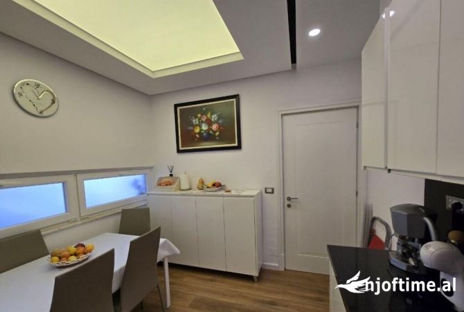 Shtepi ne shitje Apartament ne Tirane, 2+1, Mobilimi E mobiluar, Pagesa 295,000  Euro.