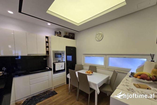 Shtepi ne shitje Apartament ne Tirane, 2+1, Mobilimi E mobiluar, Pagesa 295,000  Euro.