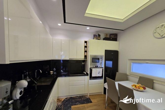 Shtepi ne shitje Apartament ne Tirane, 2+1, Mobilimi E mobiluar, Pagesa 295,000  Euro.