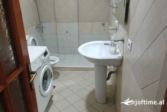 Shtepi me qera Apartament ne Tirane, 2+1, Mobilimi E mobiluar, Pagesa 580  Euro.