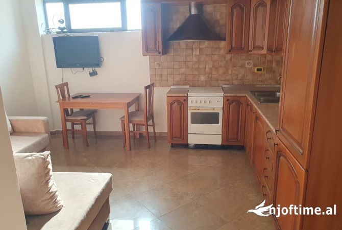 Shtepi me qera Apartament ne Tirane, 2+1, Mobilimi E mobiluar, Pagesa 580  Euro.