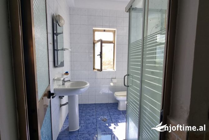 Shtepi me qera Apartament ne Tirane, 1+1, Mobilimi E mobiluar, Pagesa 40,000  Leke.