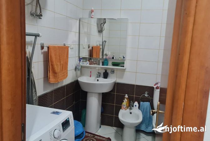Shtepi ne shitje Apartament ne Tirane, 1+1, Mobilimi E mobiluar, Pagesa 102,000  Euro.