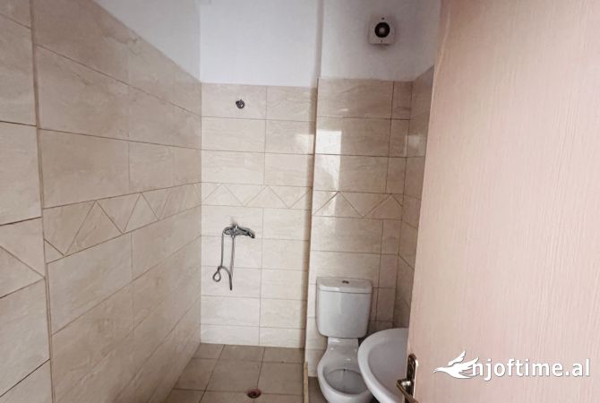 Shtepi ne shitje Apartament ne Tirane, 1+1, Mobilimi Pjeserisht e mobiluar, Pagesa 84,000  Euro.