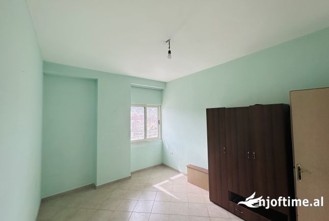 Shtepi ne shitje Apartament ne Tirane, 1+1, Mobilimi Pjeserisht e mobiluar, Pagesa 84,000  Euro.