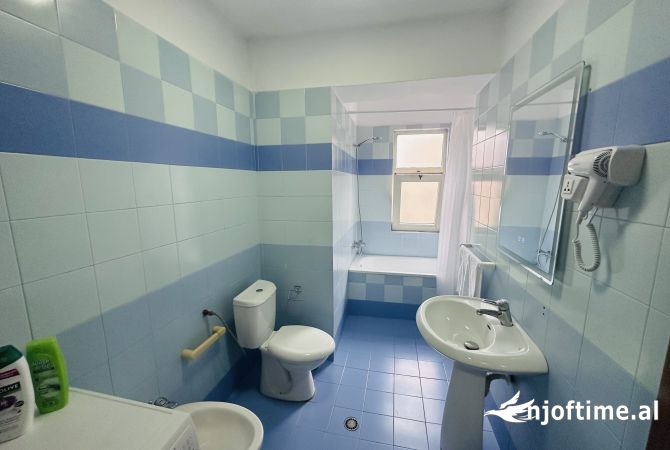 Shtepi me qera Papafingo(kati i catise) ne Tirane, 1+1, Mobilimi E mobiluar, Pagesa 500  Euro.