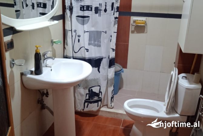 Shtepi me qera Apartament ne Tirane, 3+1, Mobilimi E mobiluar, Pagesa 45,000  Leke.