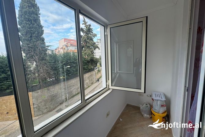 Shtepi ne shitje Apartament ne Tirane, 1+1, Mobilimi Pjeserisht e mobiluar, Pagesa 89,000  Euro.