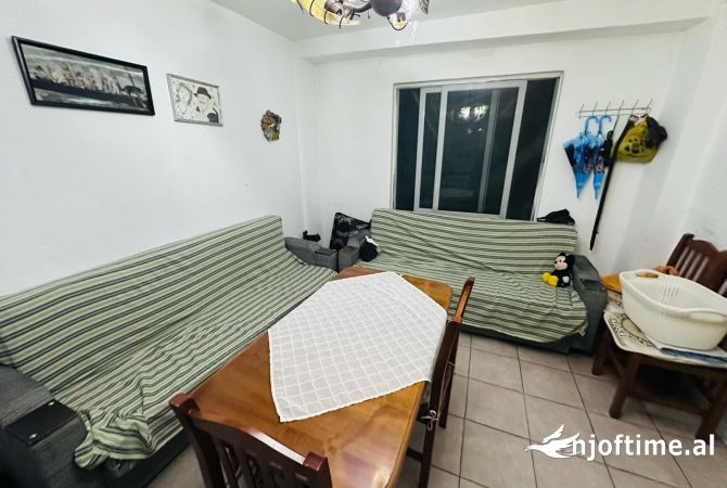 Shtepi me qera Apartament ne Tirane, 3+1, Mobilimi E mobiluar, Pagesa 500  Euro.