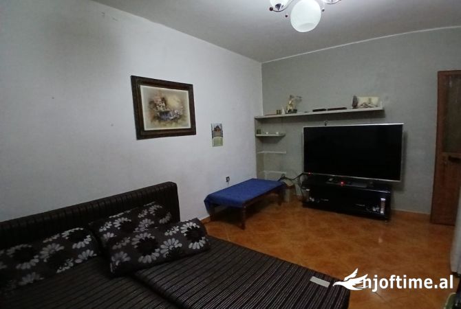 Shtepi me qera Apartament ne Tirane, 3+1, Mobilimi E mobiluar, Pagesa 500  Euro.