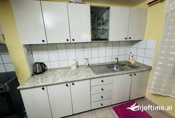 Shtepi ne shitje Apartament ne Tirane, 3+1, Mobilimi E mobiluar, Pagesa 150,000  Euro.