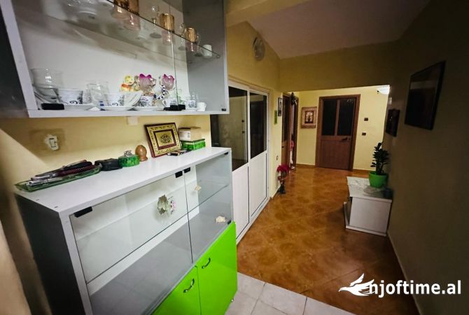 Shtepi ne shitje Apartament ne Tirane, 3+1, Mobilimi E mobiluar, Pagesa 150,000  Euro.