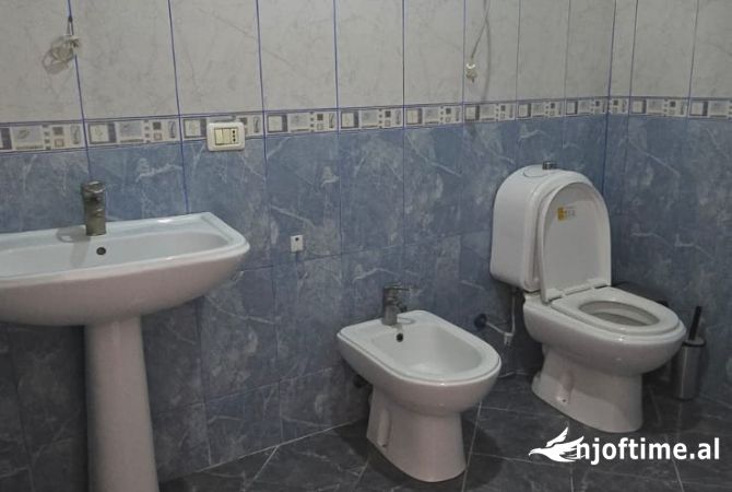 Shtepi me qera Apartament ne Tirane, 2+1, Mobilimi E mobiluar, Pagesa 450  Euro.