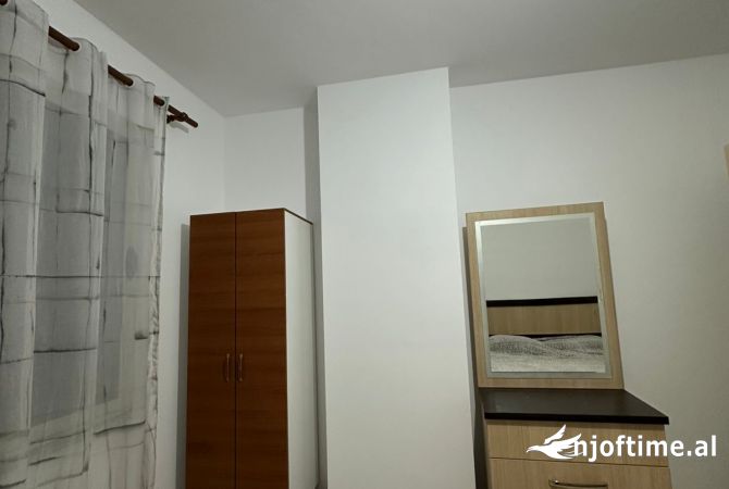 Shtepi me qera Apartament ne Tirane, 2+1, Mobilimi E mobiluar, Pagesa 400  Euro.